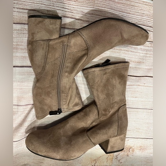 Kenneth Cole Reaction Women’s Road Stretch Faux Suede Ankle Boots Taupe Size 6.5 - Picture 1 of 8